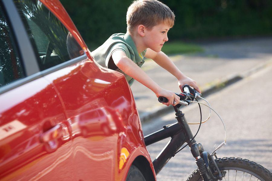 Verkehrsunfall mit Falschparker - Kins stösst aus Unachsamkeit mit FAhhrad mit falsch parkende Fahrzeug zusammen - keine Haftung